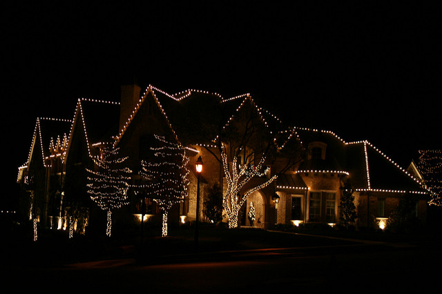 We Provide a Full Range of Holliday Lights Installation Services in Toronto